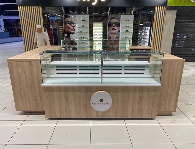 Kiosque vitrine en bois clair, galerie marchande