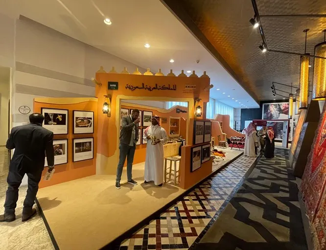 Stand d'exposition en bois avec cadres, salon