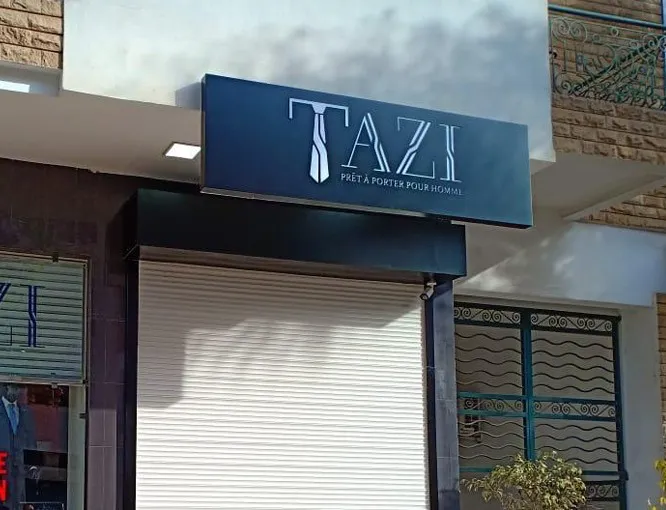Enseigne de façade Tazi, lettrage sur caisson noir