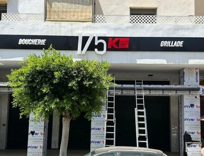 Enseigne de boucherie, pose sur échafaudage