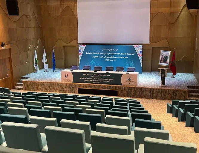 Habillage de salle de conférence et scène